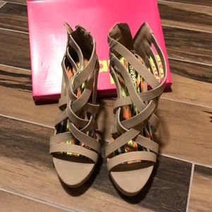 Taupe wedge